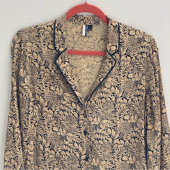 Top Shop NWOT Size US 4 Long Sleeve Blouse with gold & black floral print button - Picture 3 of 12